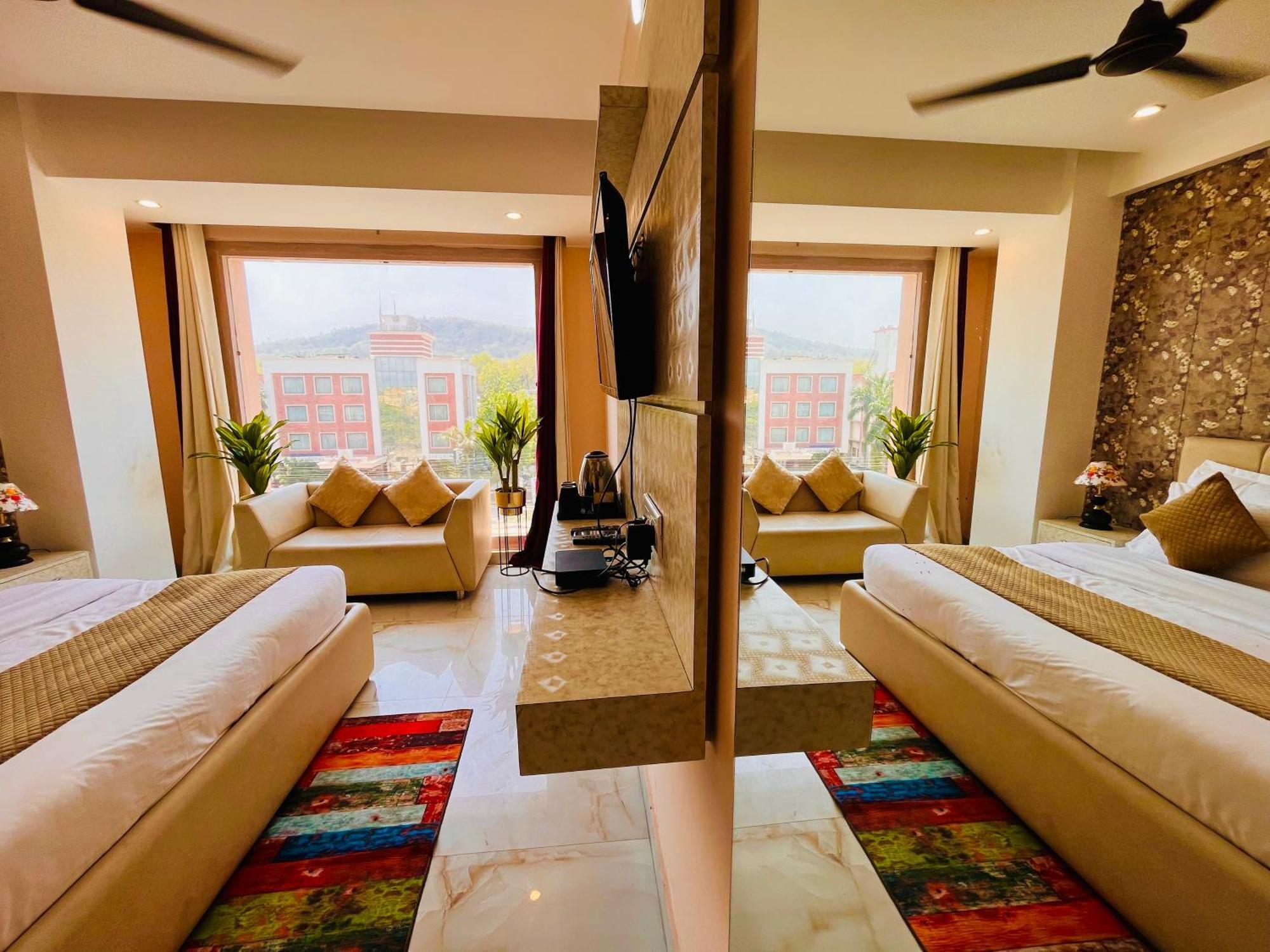 Hotel Golden Temple View By La Casa, Amritsar #Top Rated #Most Awarded #Swimming Pool #Prime Location #Luxury Rooms #Parking #Rooftop Cafe Eksteriør billede